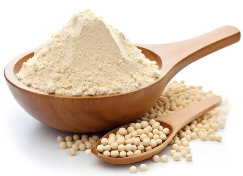 Sojas proteīna pulveris koka bļodā ar baltām sojas pupiņām karotē un uz balta fona