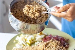 Karstajā putrā no katliņa ievietotas vārītas graudaugi — piemērs, kā termolabilās uzturvielas samazinās termiskās apstrādes laikā.