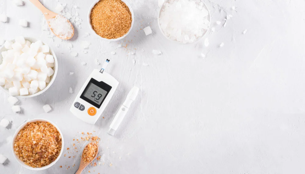 Glikozes mērītājs ar dažādu veidu cukuru uz balta fona.